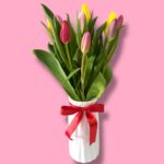 Florero con 10 tulipanes