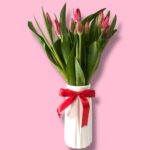 Florero con 10 tulipanes rojos