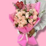 Ramo de 24 rosas rosadas y claveles