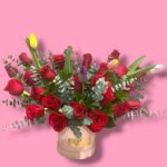 Box con rosas rojas y tulipanes