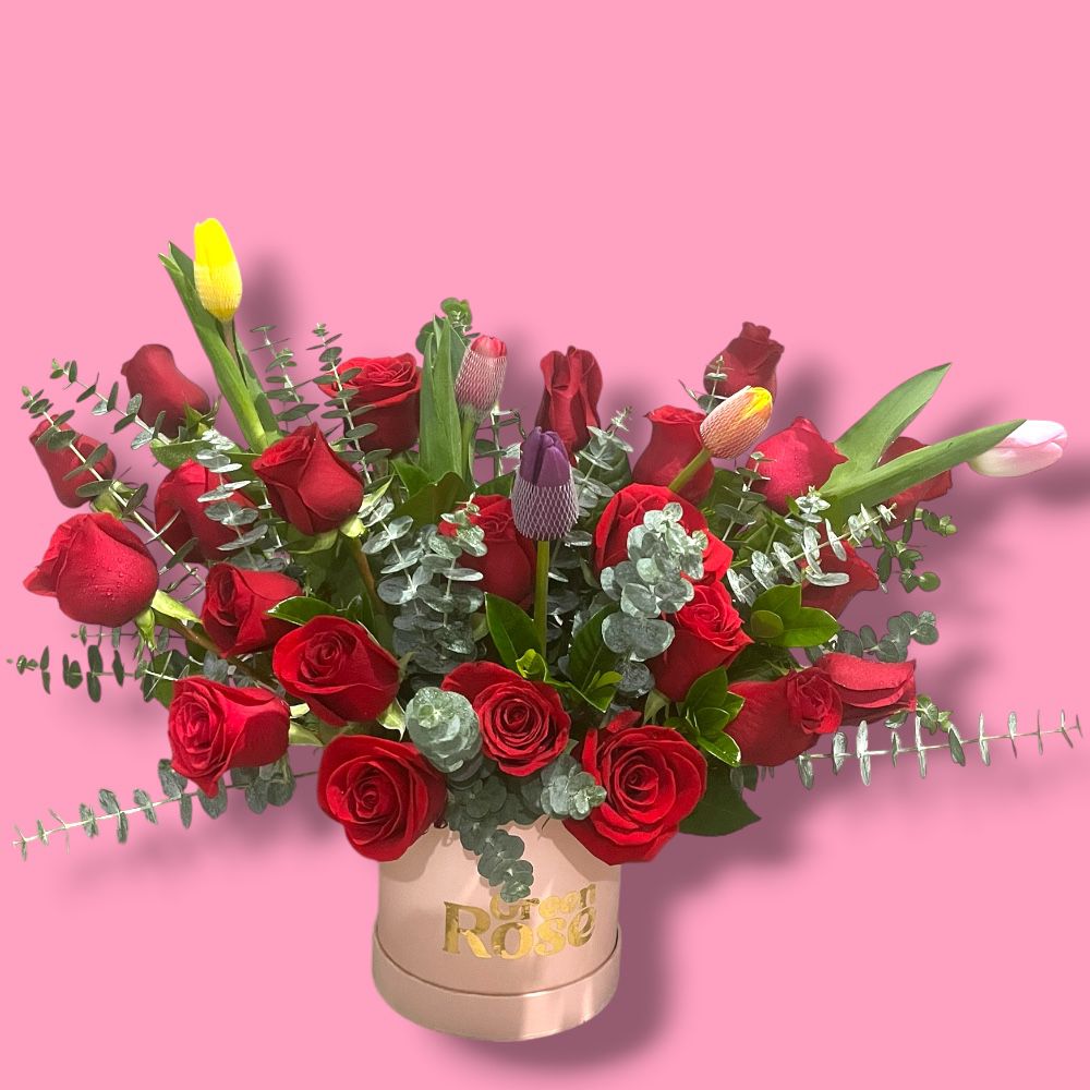 Box con rosas rojas y tulipanes